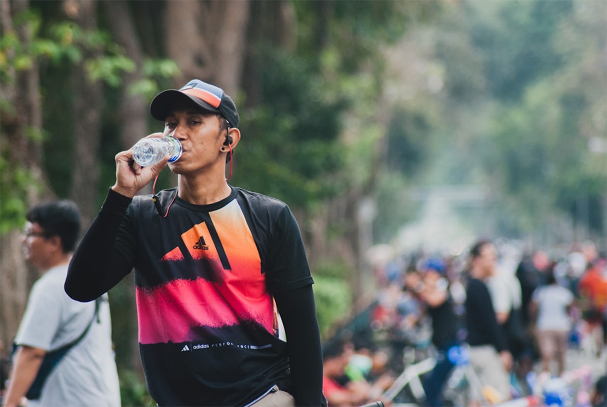 Atleta che si idrata durante l'allenamento
